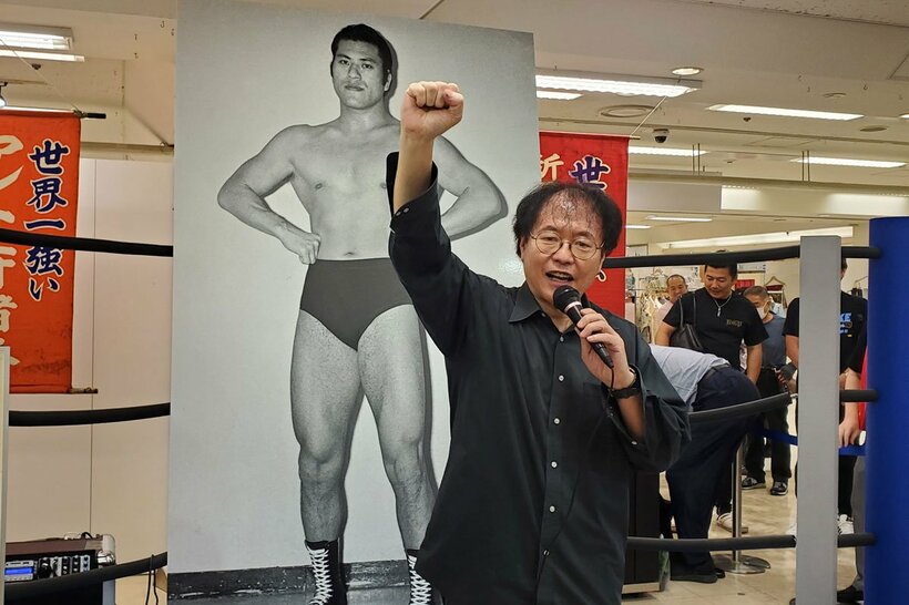 「ダーッ！」をする田中ケロリングアナウンサ―