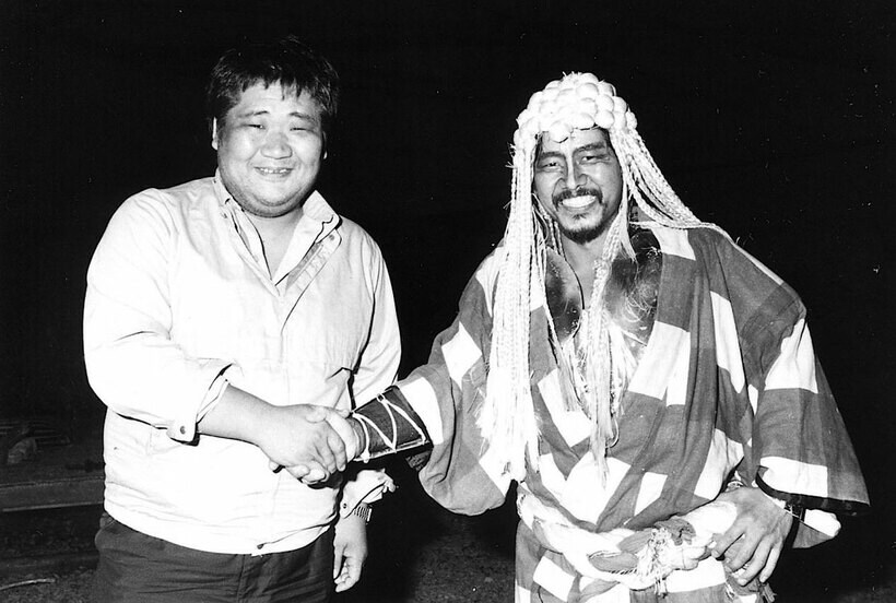  山形公演で故中上健次さんと（右は筆者）