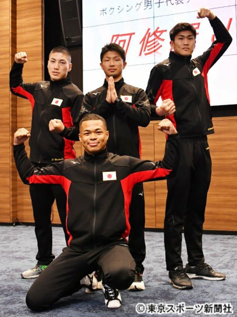  男子代表の岡沢（手前）、（後列左から）成松大介、田中、森脇唯人