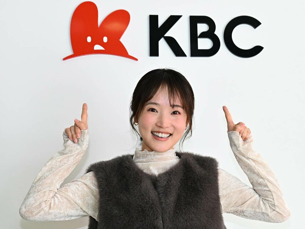 KBCのロゴを指さす岡田アナ
