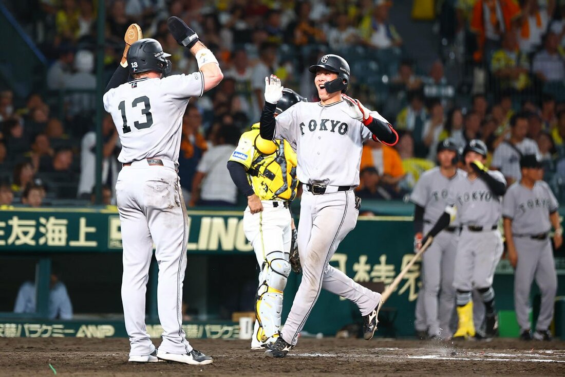 会心の決勝2ランに、笑顔で生還する巨人・小浜佑斗(手前右)