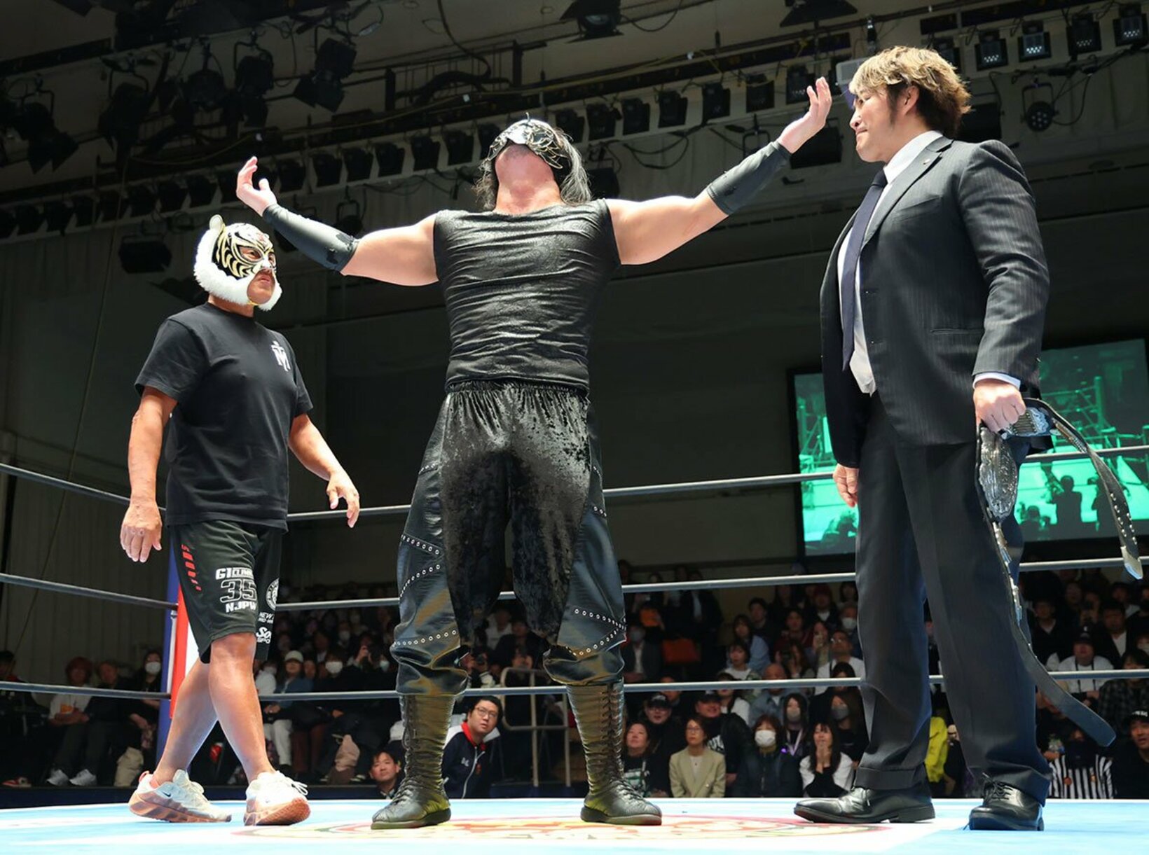 ＤＯＵＫＩに詰め寄るタイガーマスク。右は棚橋弘至