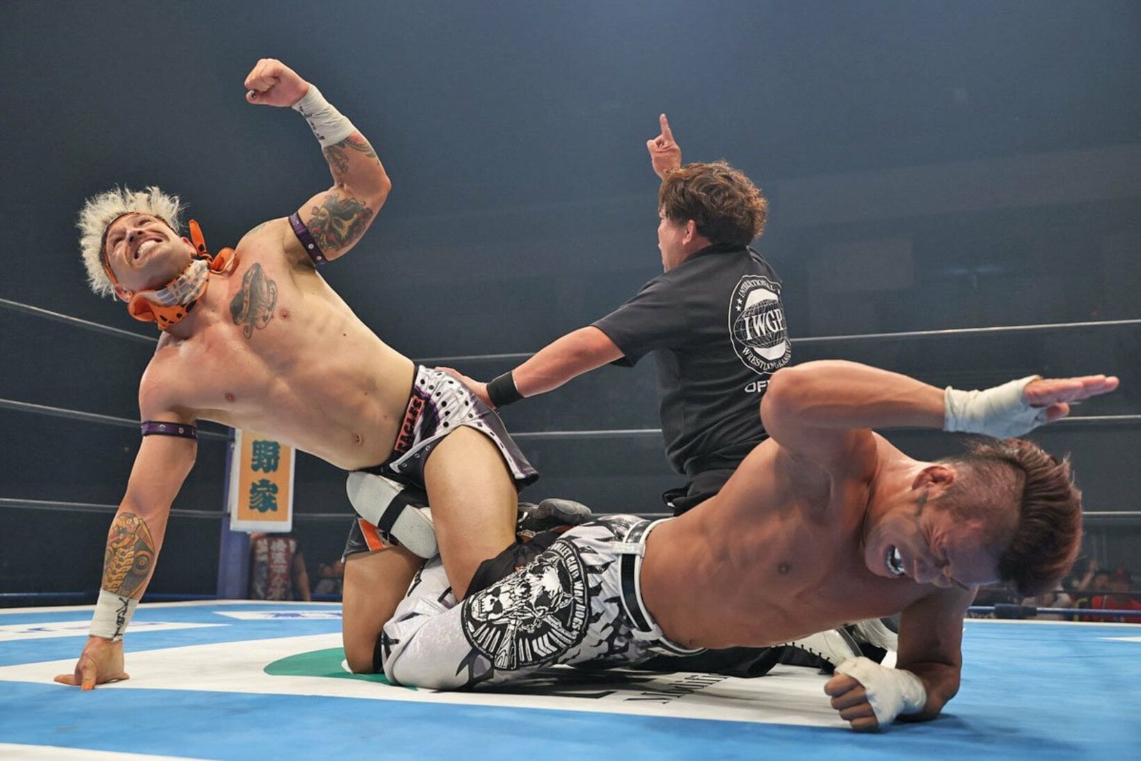 ロン・ミラー・スペシャルで石森太二(右)を仕留めたロビー・イーグルス