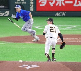 初回二死からDeNA・佐野恵太(左)にタイムリーを許した巨人・竹丸和幸