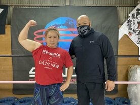  新崎(右)から狂犬パワースラムの指導を受けた怪物・橋本