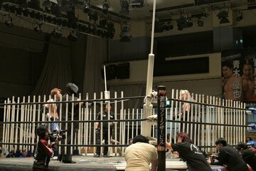 1・31のタッグ王座戦で、リングの全方位に設置された蛍光灯