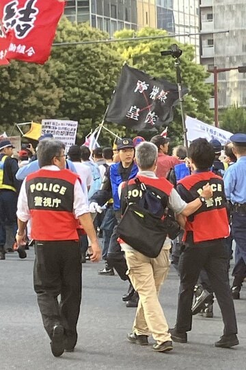デモ隊同士が衝突