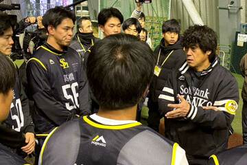 新人合同自主トレを視察し新人選手に言葉をかけるソフトバンク・城島健司CBO