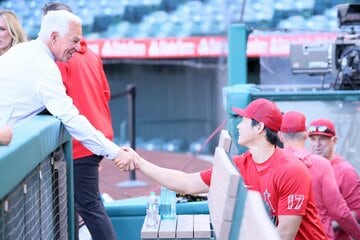 エンゼルス在籍時の大谷翔平と握手するボビー・バレンタイン氏