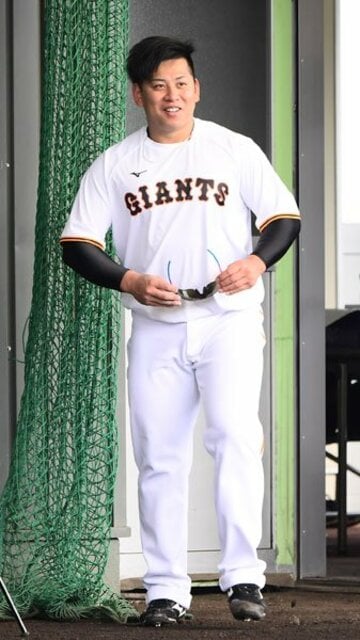  ブルペンで見学する戸根千明