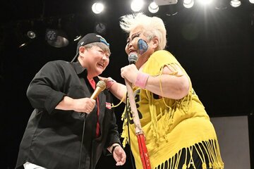 サプライズで登場した長与千種（左）右はダンプ松本