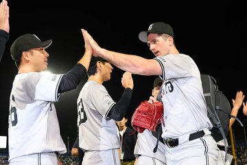 ナインとハイタッチするグリフィン