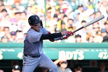 ７回、代打・坂本の右前適時打で巨人が先制。これが決勝点となった