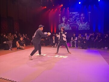 公開練習を行ったケイト・ロータス（右）