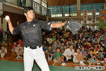 交流会に参加した大谷は児童の前でキャッチボール