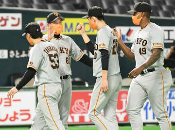  好投した戸郷(中)を迎える巨人・原監督