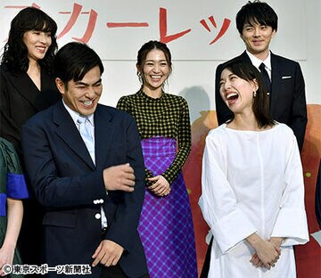  爆笑する北村一輝（前列左）と戸田恵梨香