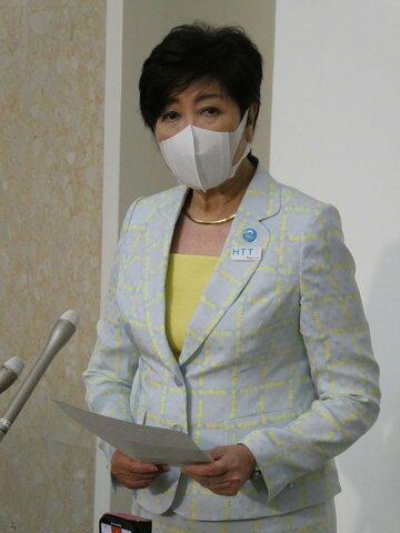  都議会定例会の閉会を受けて取材対応する小池氏（東スポWeb）