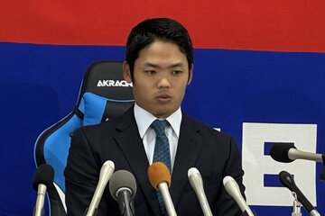 ４日に契約更改した中日・根尾
