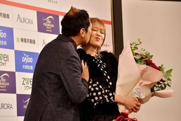 ちゃんとキスをするはなわ(左)