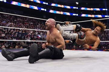 ジョン・モクスリーの背中にドロップキックを放つ内藤哲也　©All Elite Wrestling