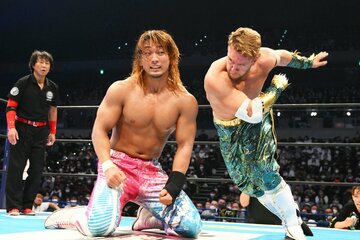 海野翔太(左)にヒドゥンブレードをきめるオスプレイ