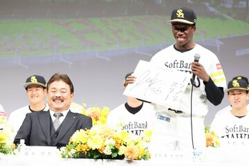 ソフトバンク・藤本監督(左)の前で、プロでの目標を明かしたドラフト１位・イヒネ