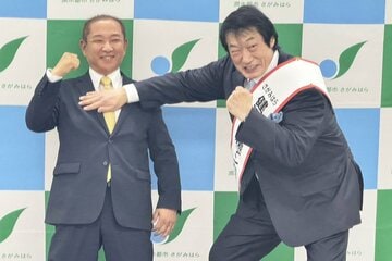 本村賢太郎相模原市長（左）に逆水平チョップを浴びせる小橋建太