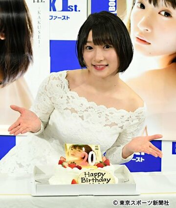  誕生ケーキを前に笑顔の宮本佳林