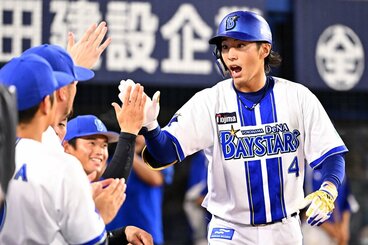 チーム内の評価も高まりつつあるDeNA・度会隆輝(右)