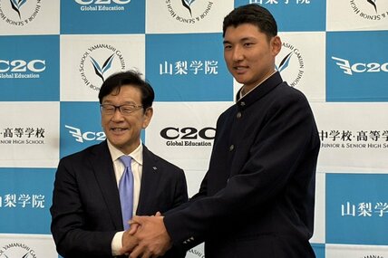 ドラフト1位の菰田陽生と握手を交わす栗山英樹CBO