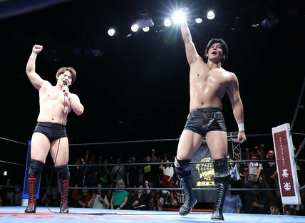 アジアタッグ王座挑戦権をゲットした小藤将太(左)と安齊勇馬