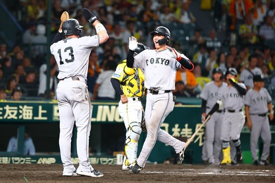 同点の延長10回に決勝2ランを放ち、笑顔で生還する巨人・小浜佑斗(手前右)