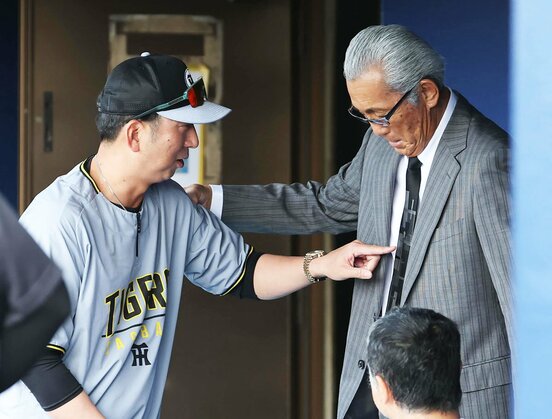 対面するなり、森繁和氏(右)のネクタイを指さした阪神・藤川監督