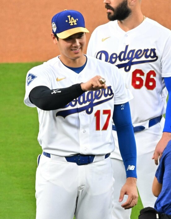 チャンピオンリングを見せる大谷翔平