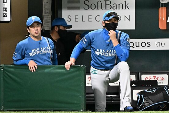 ソフトバンク戦で2試合連続大敗…日本ハム・新庄監督(右)はどう動く