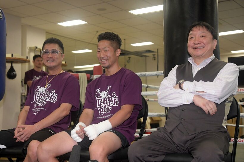（左から）井上真吾トレーナー、井上拓真、大橋秀行会長