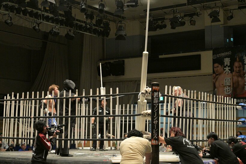 1・31のタッグ王座戦で、リングの全方位に設置された蛍光灯