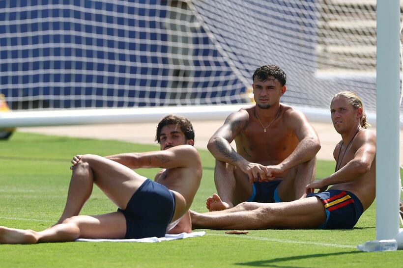 トレーニング中にくつろぐスペイン代表（左からトーレス、プビル、ジョレンテ、ロイター）