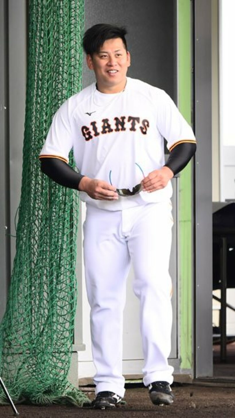  ブルペンで見学する戸根千明