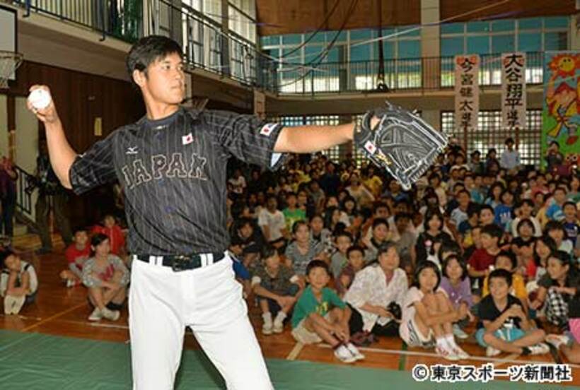 交流会に参加した大谷は児童の前でキャッチボール