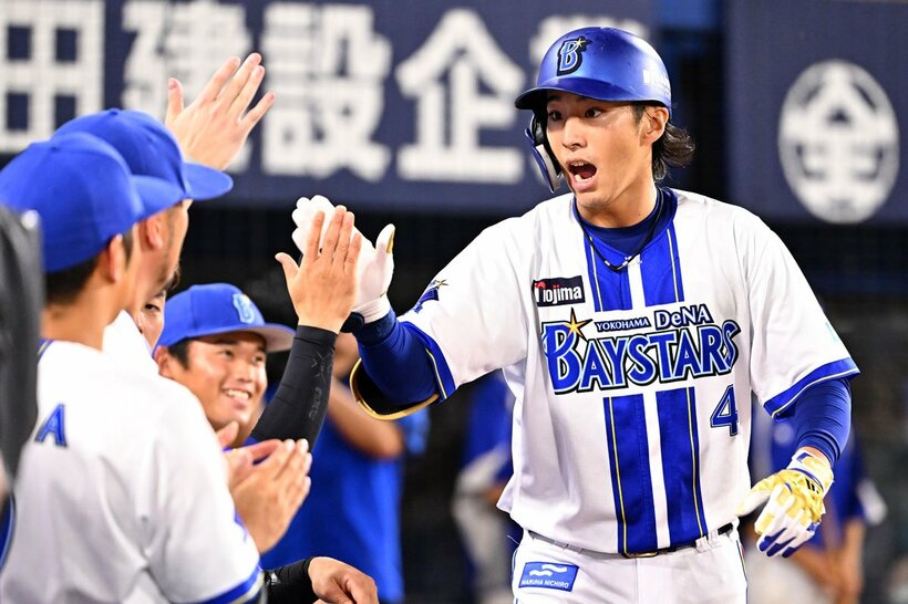 チーム内の評価も高まりつつあるDeNA・度会隆輝(右)