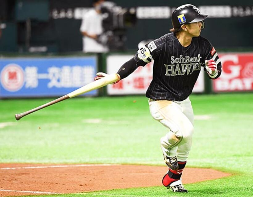  「熱男バット」で左越えに２点二塁打を放った今宮