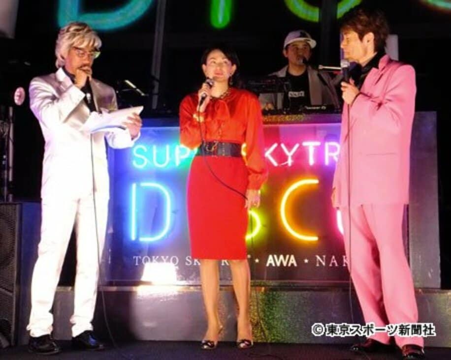 ディスコのオープニングイベントに登場した（左から）宇治田みのる、田中美奈子、マイケル富岡