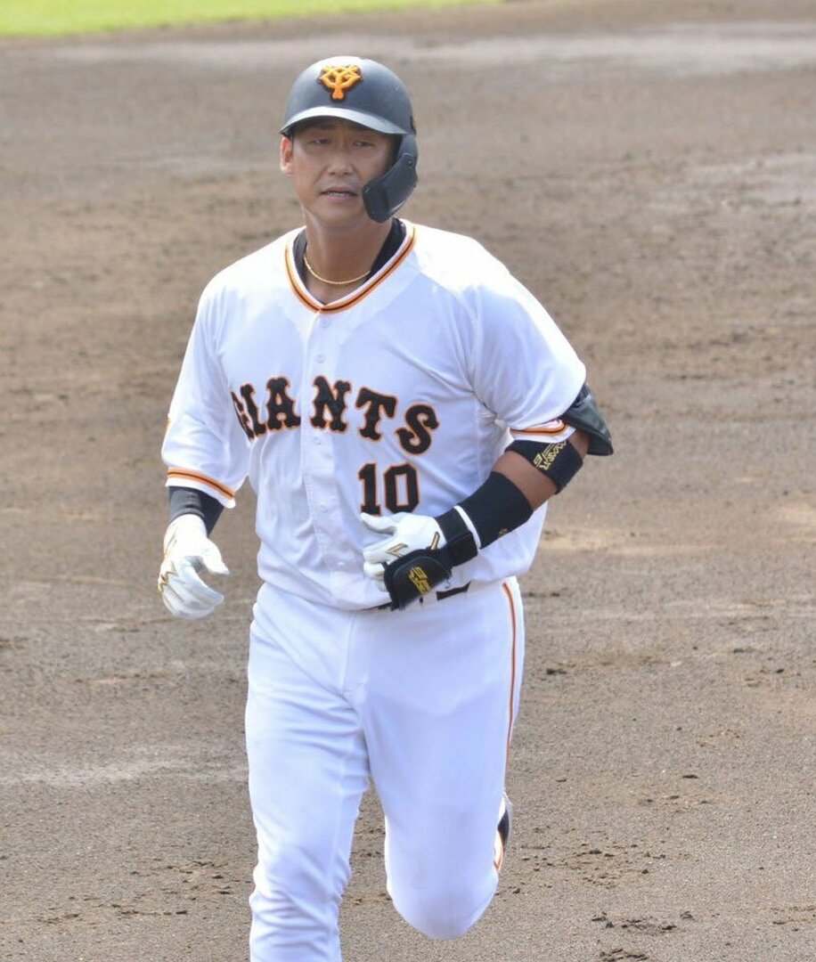  本塁打を放ち生還する中田翔