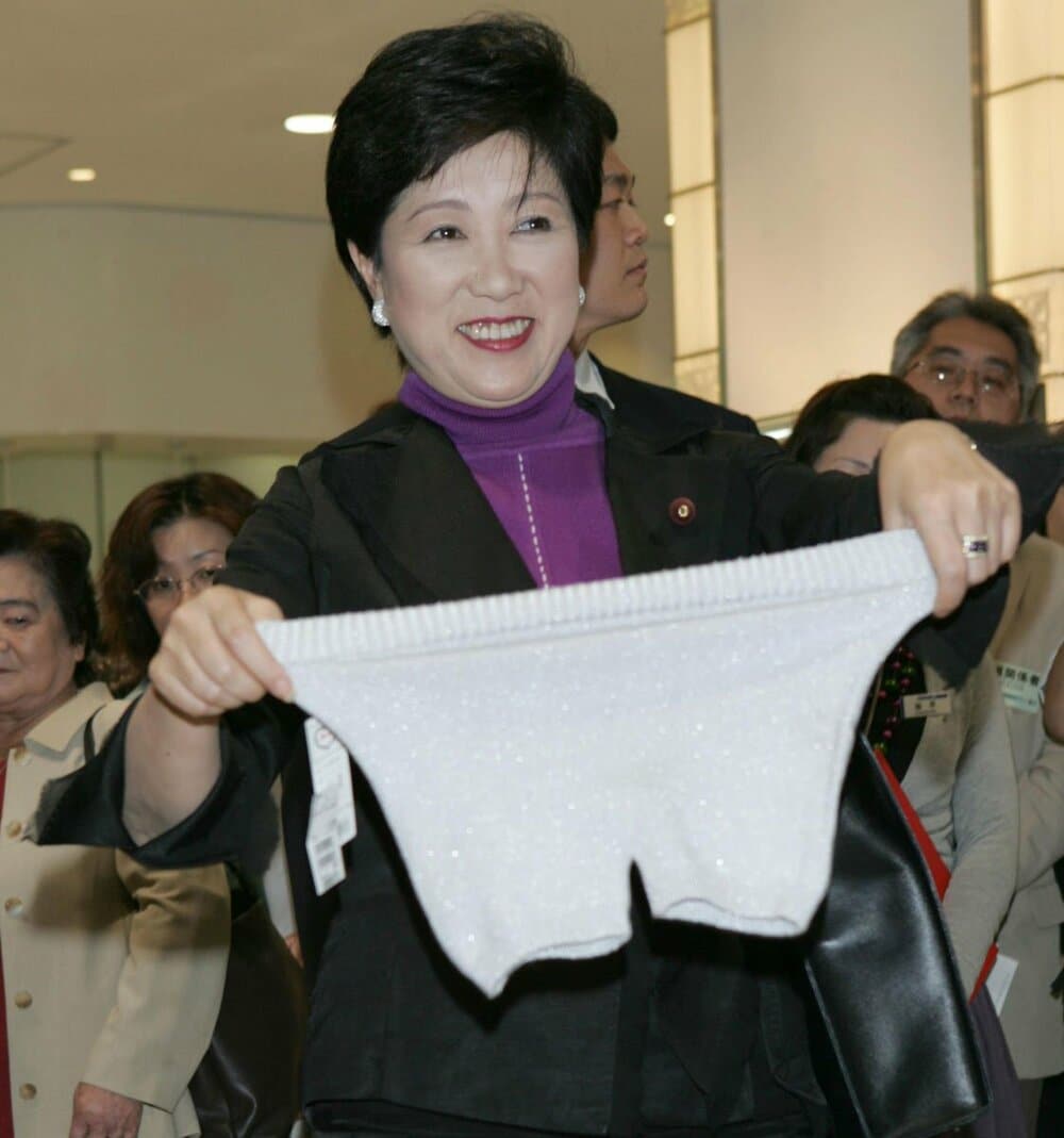 笑顔でパンツを見せる小池百合子