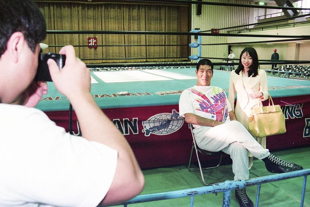 FC「キングスロード」の会員と記念撮影に納まる馬場。ファンを大事にしていた（１９９５年５月、新潟・三条市）