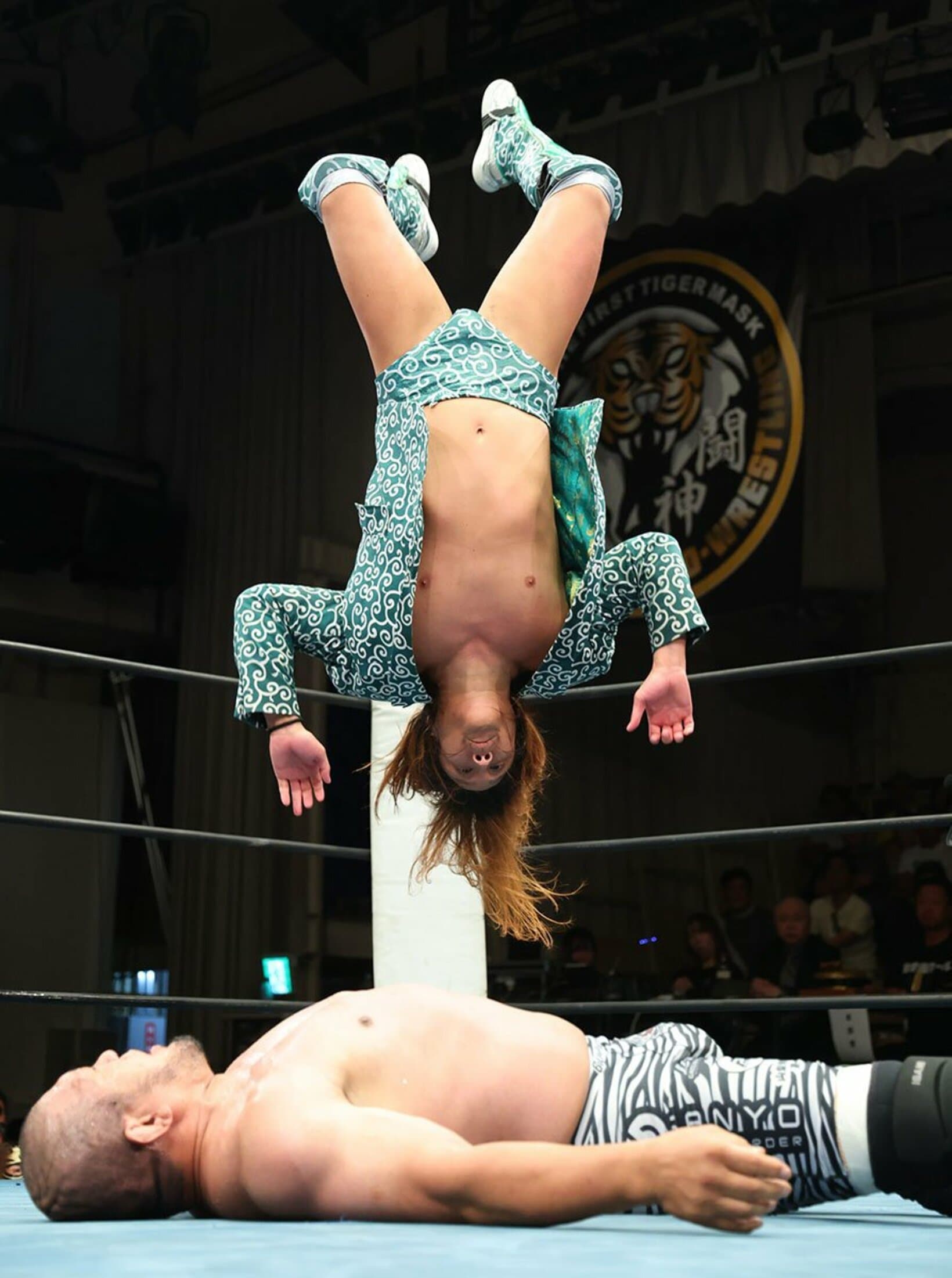 関根〝シュレック〟秀樹を攻める黒潮ＴＯＫＹＯジャパン