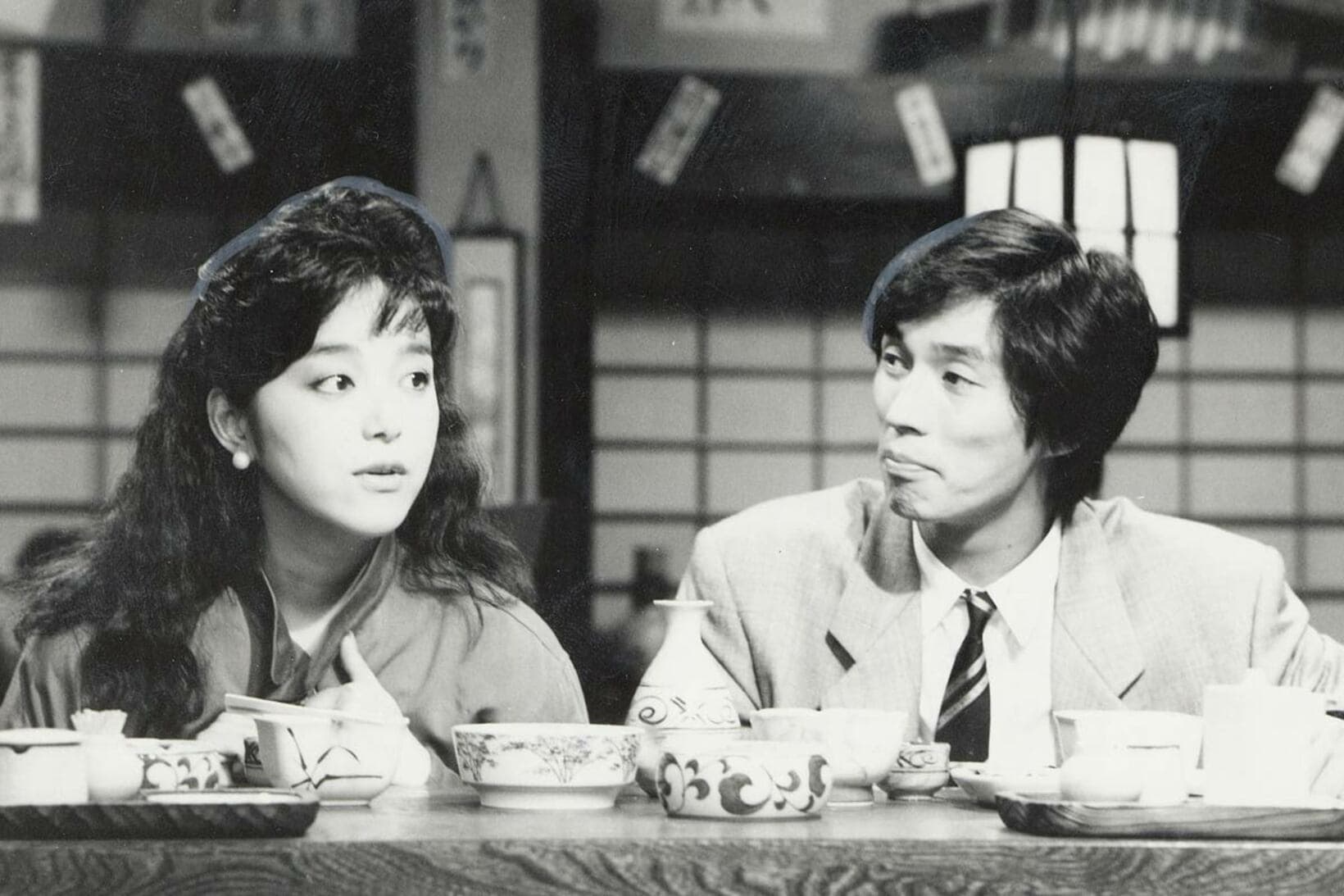 男女７人秋物語「揺れる心」で共演した岩崎宏美（左）と明石家さんま（１９８７年）