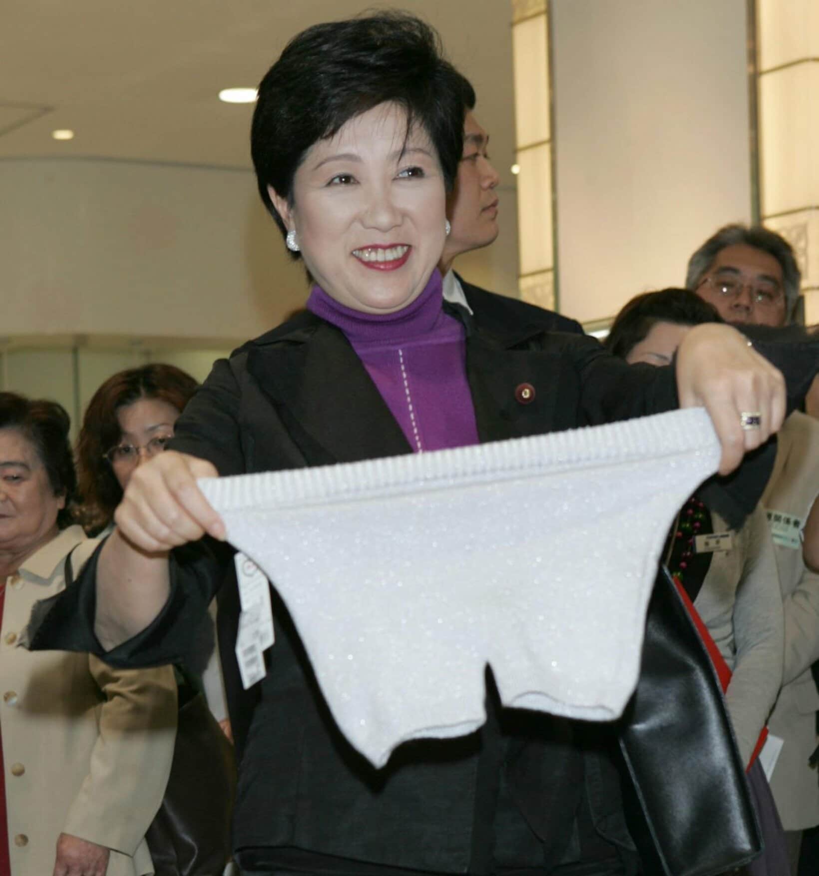 笑顔でパンツを見せる小池百合子